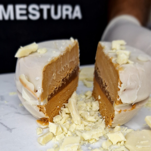 alfajor de americana con ddl bañado en chocolate blanco