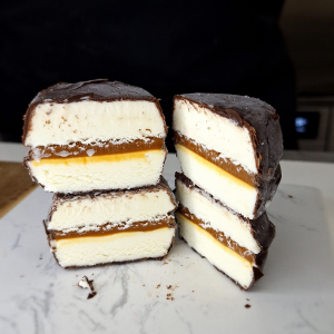 alfajor de americana con ddl bañado en chocolate negro