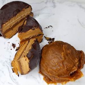alfajor de ddl relleno de ddl y bañado en chocolate negro